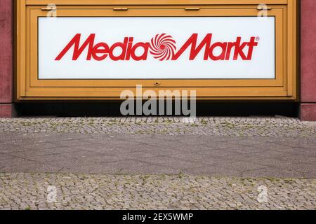 Berlin, 12. Juli 2020: Media Markt Logo auf einem Gebäude. Media Markt ist eine deutsche Kette von Geschäften, die Unterhaltungselektronik verkaufen Stockfoto