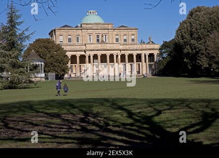 Pittville Puimp Zimmer in Pittville Park Cheltenham das größte Spa Für Mineralwasser in Cheltenham eröffnet im Jahr 1830 übernommen Ein sonniger Tag am Ende von Stockfoto