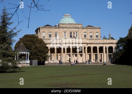 Pittville Puimp Zimmer in Pittville Park Cheltenham das größte Spa Für Mineralwasser in Cheltenham eröffnet im Jahr 1830 übernommen Ein sonniger Tag am Ende von Stockfoto