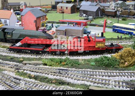 Ein Modell eines 75 Tonnen schweren Hubkrans auf einer Modelleisenbahn. Stockfoto