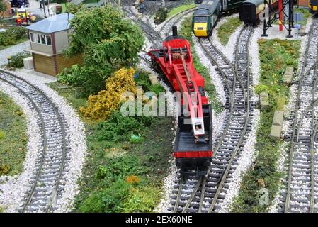 Ein Modell eines 75 Tonnen schweren Hubkrans auf einer Modelleisenbahn. Stockfoto