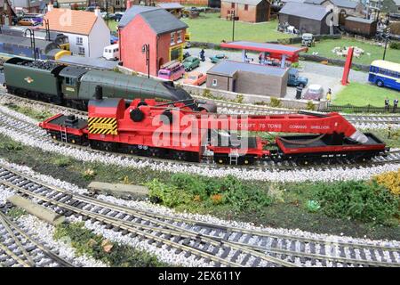 Ein Modell eines 75 Tonnen schweren Hubkrans auf einer Modelleisenbahn. Stockfoto