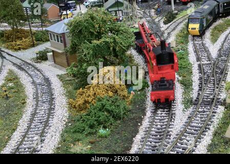 Ein Modell eines 75 Tonnen schweren Hubkrans auf einer Modelleisenbahn. Stockfoto