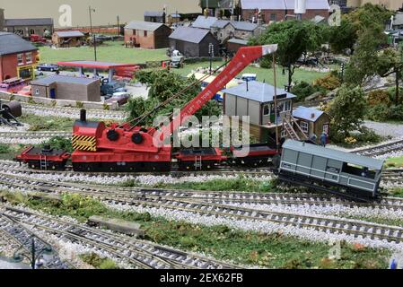 Ein Modell eines 75 Tonnen schweren Hubkrans auf einer Modelleisenbahn. Stockfoto