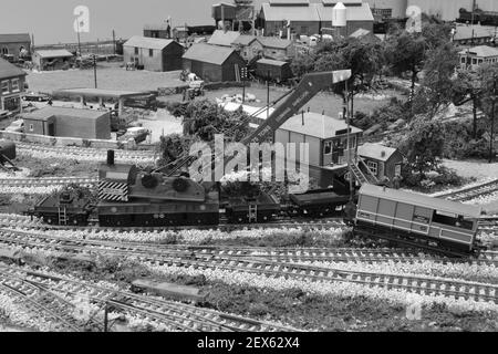 Ein Modell eines 75 Tonnen schweren Hubkrans auf einer Modelleisenbahn. Stockfoto