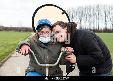 Porträt einer glücklichen Down-Syndrom Frau von 37 Jahren Alt und ihr älterer Bruder Stockfoto