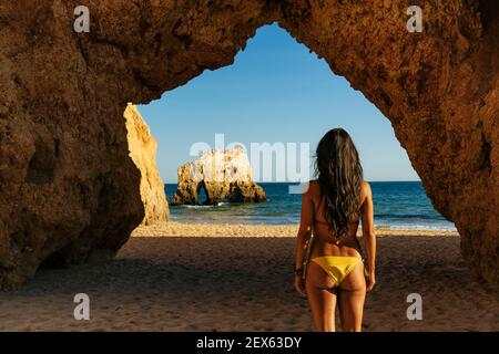Frauenportrait in Three Brothers Beach an der Algarve, Portimao, Portugal Stockfoto