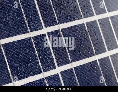 Solarpanel mit Regentropfen auf einer Nanobeschichtung. Erneuerbare Energie aus der Sonne, grüner Strom. Stockfoto