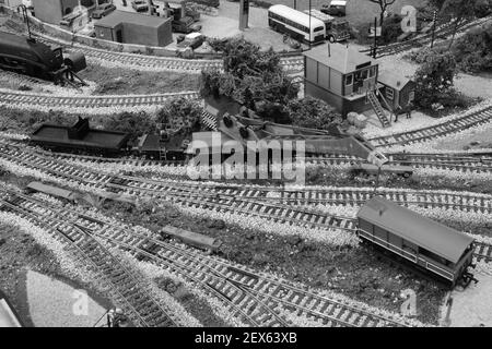 Ein Modell eines 75 Tonnen schweren Hubkrans auf einer Modelleisenbahn. Stockfoto