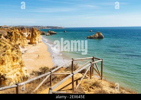 Erstaunliche Start- und Landebahn in drei Schlössern Strand in Portimao, Algarve, Portugal Stockfoto