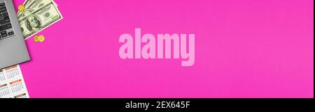 Business-Schreibtisch-Panorama-Banner mit Kopierfläche, minimalem Arbeitsbereich und flachem Lay-Design, Draufsicht leuchtend violett, pinkfarbener Bürotisch mit Laptop Stockfoto