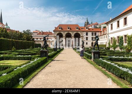 Prag - Tschechische Republik - 08 01 2020: Panoramablick über die Parks, den Garten und das Denkmal des Senats Stockfoto