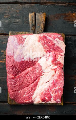 Packer-Bricket, rohes Rindfleisch-Bricket-Fleisch-Set, auf alten dunklen Holztisch Hintergrund, Draufsicht flach legen Stockfoto