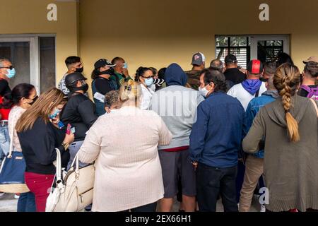 Menschen warten in Santa Clara, Kuba. Krankenhaus Arnaldo Milian, Menge, um den PCR-Test zu erhalten. Stockfoto