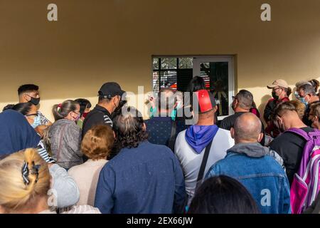 In Santa Clara, Kuba, warten Menschen in der Schlange. Krankenhaus Arnaldo Milian, Menge, um den PCR-Test zu bekommen. Stockfoto