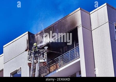 21. April 2020, Riga Lettland: Feuer in einem mehrstöckigen Wohngebäude im obersten Stockwerk Stockfoto