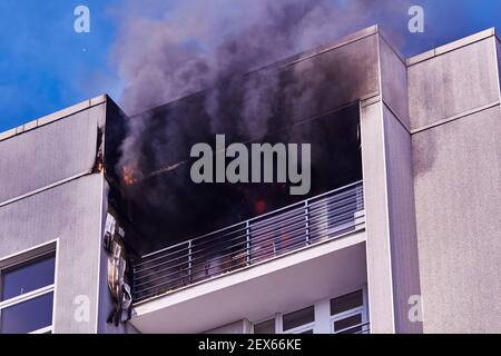 21. April 2020, Riga Lettland: Feuer in einem mehrstöckigen Wohngebäude im obersten Stockwerk Stockfoto