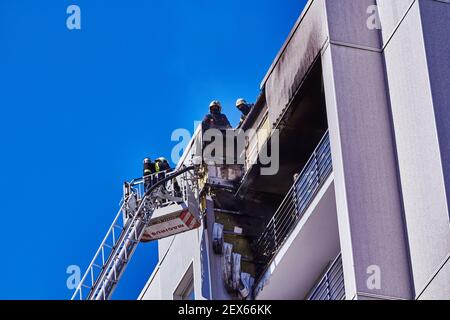 21. April 2020, Riga Lettland: Feuer in einem mehrstöckigen Wohngebäude im obersten Stockwerk Stockfoto