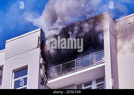 21. April 2020, Riga Lettland: Feuer in einem mehrstöckigen Wohngebäude im obersten Stockwerk Stockfoto