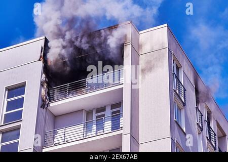 21. April 2020, Riga Lettland: Feuer in einem mehrstöckigen Wohngebäude im obersten Stockwerk Stockfoto