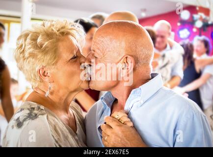 Glückliches Rentnerpaar, das Spaß beim Tanzen im Restaurant hat Hochzeitsfeier - Liebe Konzept der fröhlichen älteren und Lebensstil im Ruhestand Stockfoto
