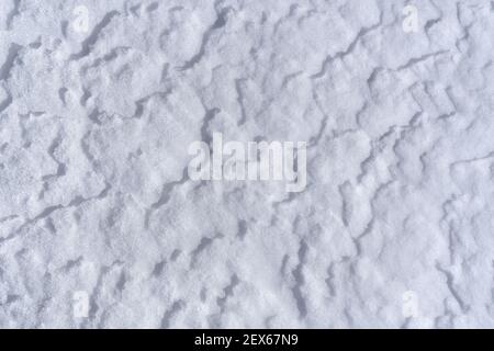 Schneeoberfläche mit leichten Drifts in Nahaufnahme Stockfoto