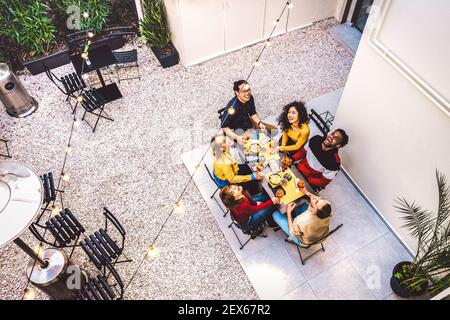 High-Angle Draufsicht auf glückliche Freunde trinken Cocktails und Spaß im Restaurant Gartenparty - Essen und Trinken Konzept mit jungen Menschen Stockfoto