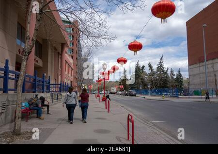 Fußgänger gehen am chinesischen Kulturzentrum im Chinatown District im Stadtzentrum von Calgary, Calgary, Alberta, Kanada, vorbei. Stockfoto