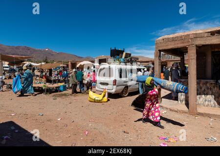 Telouet, Marokko - 14. April 2016: Straßenszene im Dorf Telouet, in der Atlas-Region von Marokko, mit Menschen in einem Straßenmarkt. Stockfoto