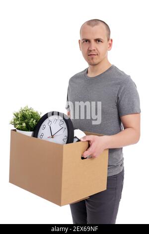 Porträt eines jungen Mannes mit Box mit Habseligkeiten isoliert auf Weißer Hintergrund Stockfoto