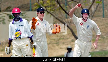 ENGLAND V CARIB BIER X1 AN DER UNI DER WEST INDIES 28/3/2004 RAMDIN AUS CT COLLINWOOD MIT BALL AUS BATTY BILD DAVID ASHDOWNCRICKET IN DEN WESTINDISCHEN INSELN Stockfoto