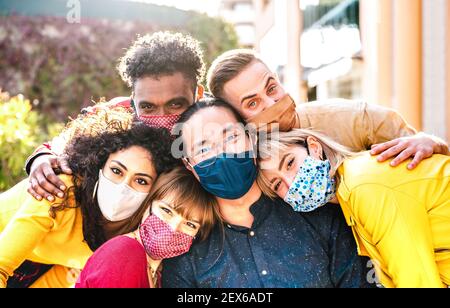 Multikulturelle milenial Freunde nehmen Selfie lächelnd hinter Gesichtsmasken - Neues normales Freundschafts- und Lebensstilkonzept mit jungen Menschen Spaß haben Stockfoto