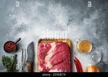 Packer brisket, rohes Rindfleisch brisket Fleisch-Set, mit Zutaten für das Rauchen machen Grill, Pastrami, Kur, auf grauem Stein Hintergrund, Draufsicht flach legen, w Stockfoto