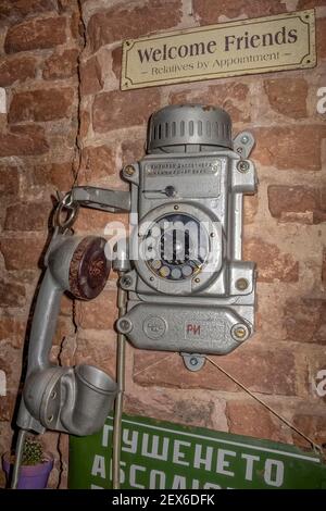 Retro-Telefon an der Wand in der Bar.Sofia, Bulgarien Stockfoto