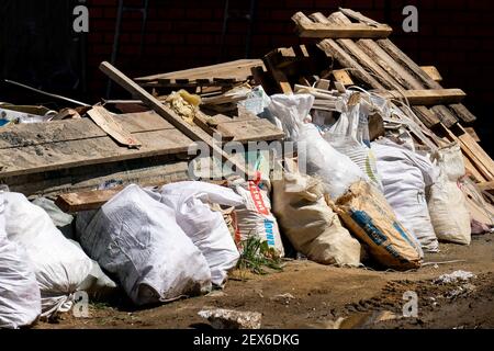 Müll aus dem Gebäude und der Renovierung eines Hauses. Gebrauchte Materialien liegen auf der Straße. Stockfoto