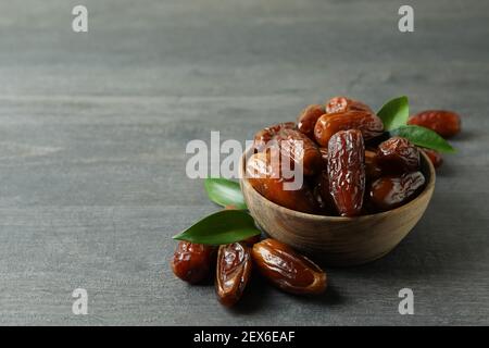 Schale mit getrockneten Datteln auf grauem strukturiertem Hintergrund Stockfoto