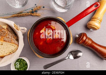 Flacher Lay von leckeren ungarischen Gulaschsuppe auf Restauranttisch Stockfoto