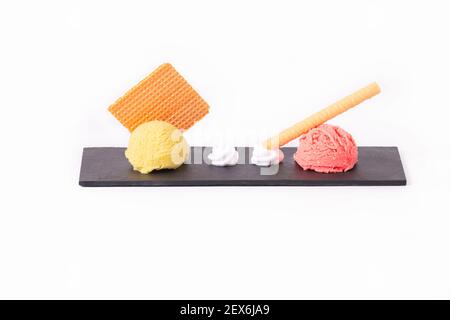 Eisschaufeln mit Waffeln und Schlagsahne Stockfoto
