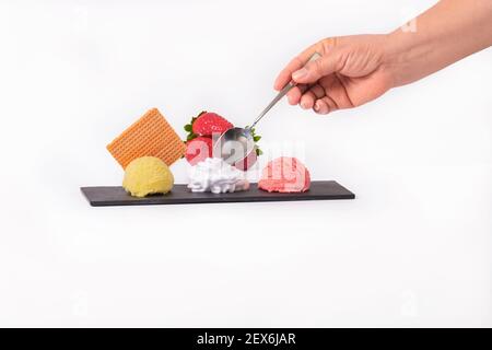 Mit einem Löffel Schlagsahne mit Eis auffüllen Stockfoto