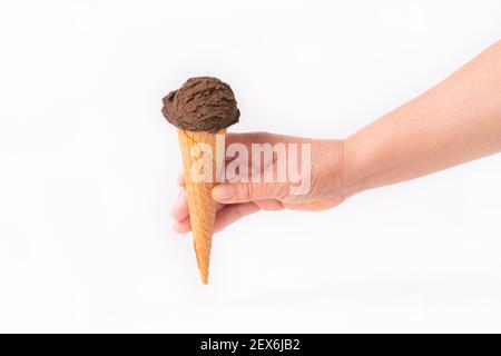 Hand hält eine Schokolade Eis Kegel Stockfoto
