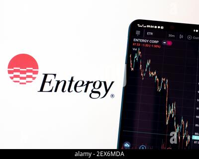 Ukraine. März 2021, 4th. In dieser Abbildung werden die Aktienmarktinformationen der Entergy Corporation auf einem Smartphone mit dem Entergy Corporation-Logo im Hintergrund angezeigt. Kredit: Igor Golovniov/SOPA Images/ZUMA Wire/Alamy Live Nachrichten Stockfoto