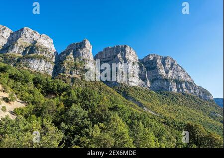 Berglandschaft in der Nähe des Dorfes Papigo in Epirus, Griechenland Stockfoto