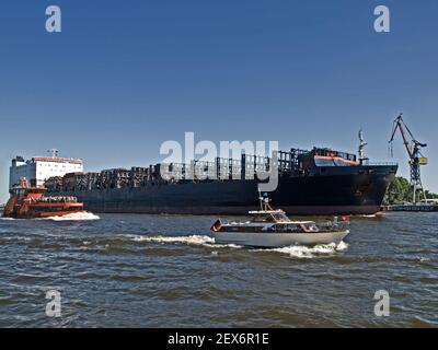 Ein fast leeres Containerschiff verlässt den Hafen Stockfoto