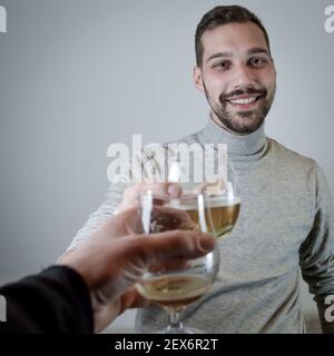Porträt eines jungen Mannes mit einem Glas toasten Bier in der Hand - persönliche Sicht Stockfoto