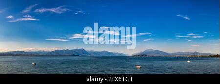 Panoramablick auf den Gardasee (Lago di Garda oder Benaco), den größten See Italiens. Der Gardasee ist ein beliebter Urlaubsort am Rande der Dolomiten Stockfoto