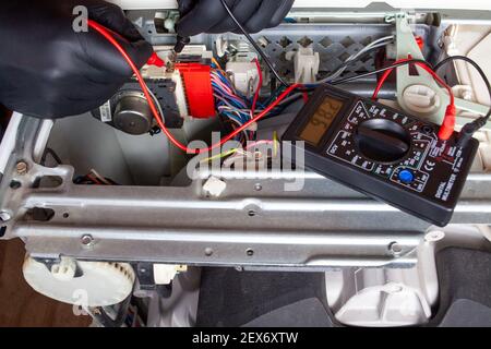 Reparatur-Service-Master Elektronik mit Multimeter - Tester zur Bestimmung des Problems Teil. Identifizieren Sie elektrische Fehler. Stockfoto