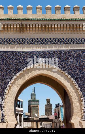 Marokko, Fez, Bab Boujeloud, erbaut 1913 monumentales Tor und Haupteingang in Fès el-Bali Stockfoto