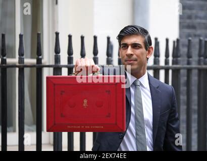London, Großbritannien. März 2021, 03rd. Rishi Sunak der Schatzkanzler steht vor der Downing Street Nummer 11, bevor er mittags seine Haushaltsrede im Unterhaus hält. Budget Day, Downing Street, Westminster, London, 3. März, 2021. Kredit: Paul Marriott/Alamy Live Nachrichten Stockfoto