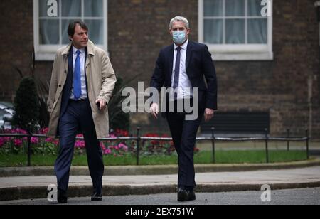 London, Großbritannien. März 2021, 03rd. John Glen, Wirtschaftssekretär des Finanzministeriums, und Stephen Barclay, Chefsekretär des Schatzmeisters, der Downing Street entlang geht. Budget Day, Downing Street, Westminster, London, 3. März, 2021. Kredit: Paul Marriott/Alamy Live Nachrichten Stockfoto