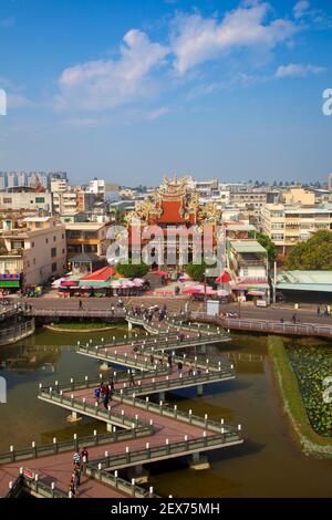 Taiwan Kaohsiung, Lotus Teich, ciji Tempel und Zick-zack-Brücke zu Drache und Tiger Turm Tempel Stockfoto